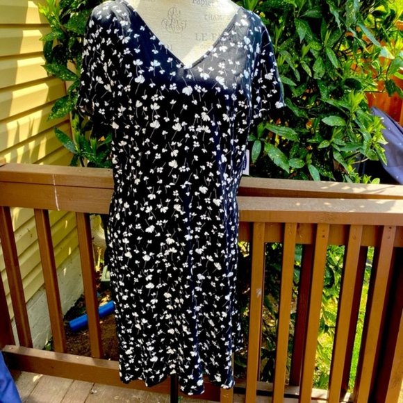 Old Navy Dresses & Skirts - Old Navy NWT Floral Dress - Size XL